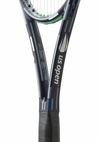 US Open tennisracket met een zwart en blauw frame, gestructureerde grip en groene accenten, met een onderscheidend logo nabij de handgreep.