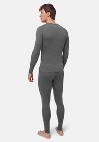 Harmaa pitkähihaisen lämpöpaita ja leggingsit, jotka on valmistettu pehmeästä kankaasta, istuva malli, jossa kuvioitu pinta ja minimisaumat.