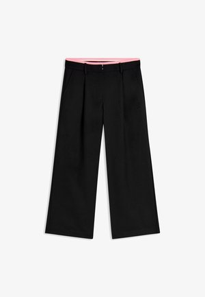 Pantalones de pierna ancha negros con una cinturilla elástica rosa, que cuentan con bolsillos frontales y una textura sutil; detalle del logo en el lado.