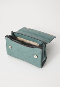 Tyrkysová texturovaná kožená kabelka s dekorativním vzorem na povrchu, dvěma oddíly a zlatými kovovými doplňky. Uzavírání na zip a druky.