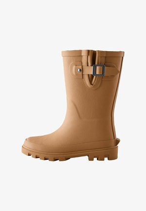 Hellbrauner Gummistiefel bis zur Mitte der Wade mit schwarzem Schnallenriemen und dicker Profilsohle vor weißem Hintergrund.
