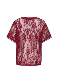 Haut à manches courtes en dentelle bordeaux transparente avec motifs floraux et tourbillonnants, encolure côtelée et bordure rayée aux manches, vu de dos.