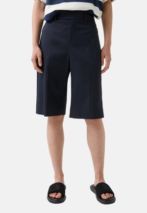 Marineblaue Shorts aus leichtem Stoff mit schlankem Schnitt, knielangem Schnitt, vorderen Falten und schrägen Seitentaschen.