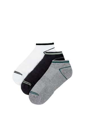 Tres calcetines tobilleros en blanco, negro y gris con rayas de colores contrastantes en los puños y los dedos, dispuestos superpuestos sobre un fondo blanco.