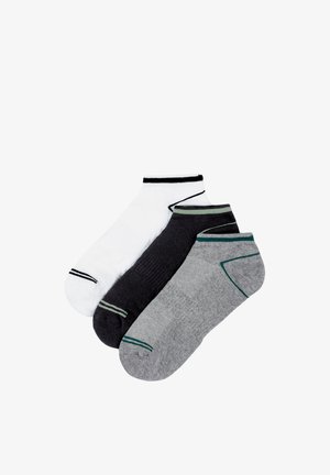 Tres calcetines tobilleros en blanco, negro y gris con rayas de colores contrastantes en los puños y los dedos, dispuestos superpuestos sobre un fondo blanco.