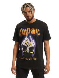 Svart bomulls t-skjorte med grafikk av en musiker, med gule og lilla detaljer og tekst som leser "tupac" og "ALL EYEZ ON ME."