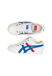 Witte retro sneakers met blauwe en rode strepen, bovenkant van stof, rubberen zool, vetersgaten en merkemblemen op de tong.