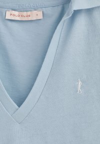 Polo shirt bleu clair avec un design à col en V, col côtelé et un petit logo brodé d'un golfeur blanc sur la poitrine gauche.