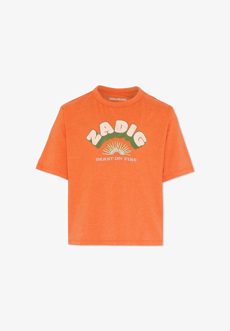 T-shirt orange en coton avec un col rond, des manches courtes et un imprimé graphique affichant "ZADIG" et "HEART ON FIRE" en vert et blanc.