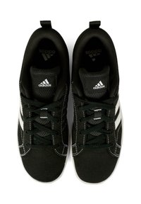 Baskets en toile noire avec des accents blancs, dotées d'une pointe arrondie, d'un design à lacets et d'un profil bas. Logo Adidas affiché sur la languette.