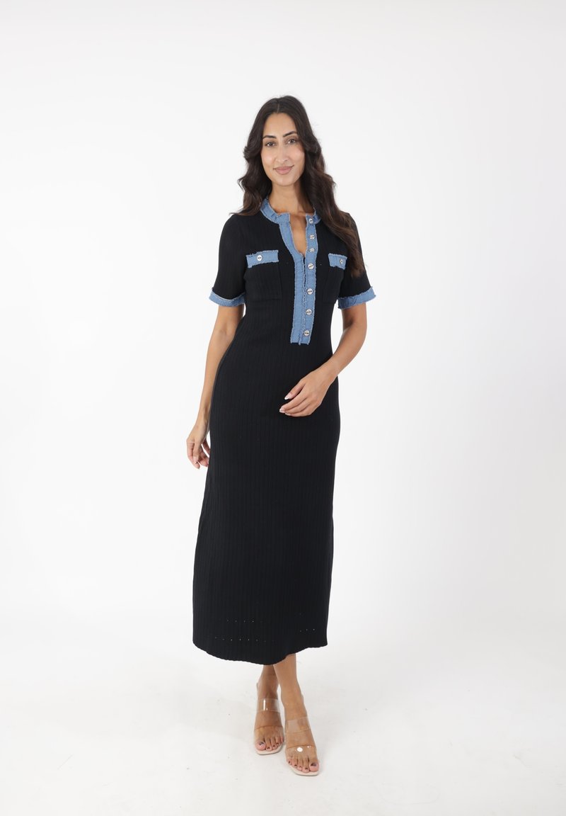 Zwarte geribde maxi-jurk met korte denimmouwen en zakaccenten, met een knoopsluiting aan de voorkant en een rechte zoom met een gestructureerde afwerking.