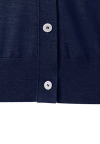 Mörkblå stickad cardigan i närbild som visar två silverknappar och texturerad sömnad längs knappslån och fållen.