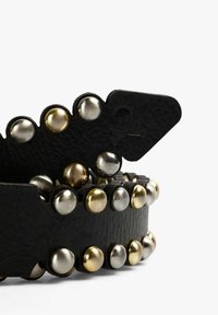 Pulsera de cuero negro con tachuelas metálicas en oro, plata y bronce. Superficie texturizada con un diseño de borde recortado.