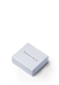 Caja de la marca Rosefield en azul claro, de forma rectangular con una textura suave; presenta un logotipo negro simple en la superficie superior.