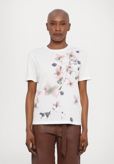 Tricou alb cu mânecă scurtă, prezentând un imprimeu floral în nuanțe de roz și verde, având un decolteu rotund și material din bumbac moale.