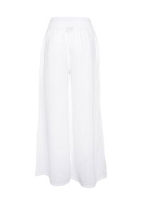 Pantaloni larghi in lino bianco con vita elastica arricciata. Presentano una texture leggera e traspirante e un design ampio e fluido.