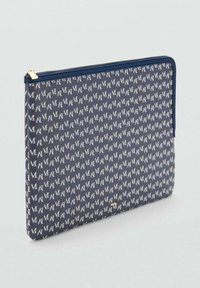 Mornaricno plava futrola za laptop s patentnim zatvaračem, s ponavljajućim bijelim uzorkom loga, naglašena zlatnim dijelovima, s glatkom teksturom i pravokutnim oblikom.