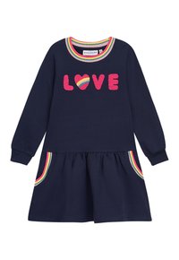 Marineblaue Langarmkleid mit Rundhalsausschnitt, "LOVE" in plüschigen, pinken Buchstaben und einem Regenbogenherz, sowie mehrfarbigen gestreiften Taschen.