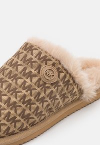 MICHAEL Michael Kors Chaussons - brown