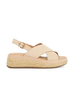 Sandales beiges à brides croisées avec une plateforme tressée épaisse, présentant un design discret ajouré et une bride à boucle réglable à l'arrière.