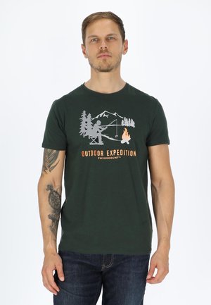 Dunkelgrünes Baumwoll-T-Shirt mit einem Grafikmotiv eines Campers, der angelt, Bäumen, Bergen und einem Lagerfeuer, versehen mit dem Text "OUTDOOR EXPEDITION."