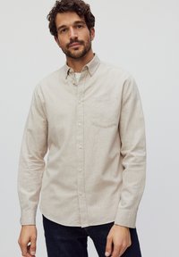 Lichtbeige knoop-overhemd in een linnenmix, met een enkele borstzak, een klassieke kraag en lange mouwen. Glad, gestructureerd stof.