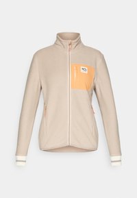 Beige fleecejakke med høj krave, lynlås foran, orange brystlomme, to sidelommer og stribede cuffe. Glat tekstur, afslappet design.