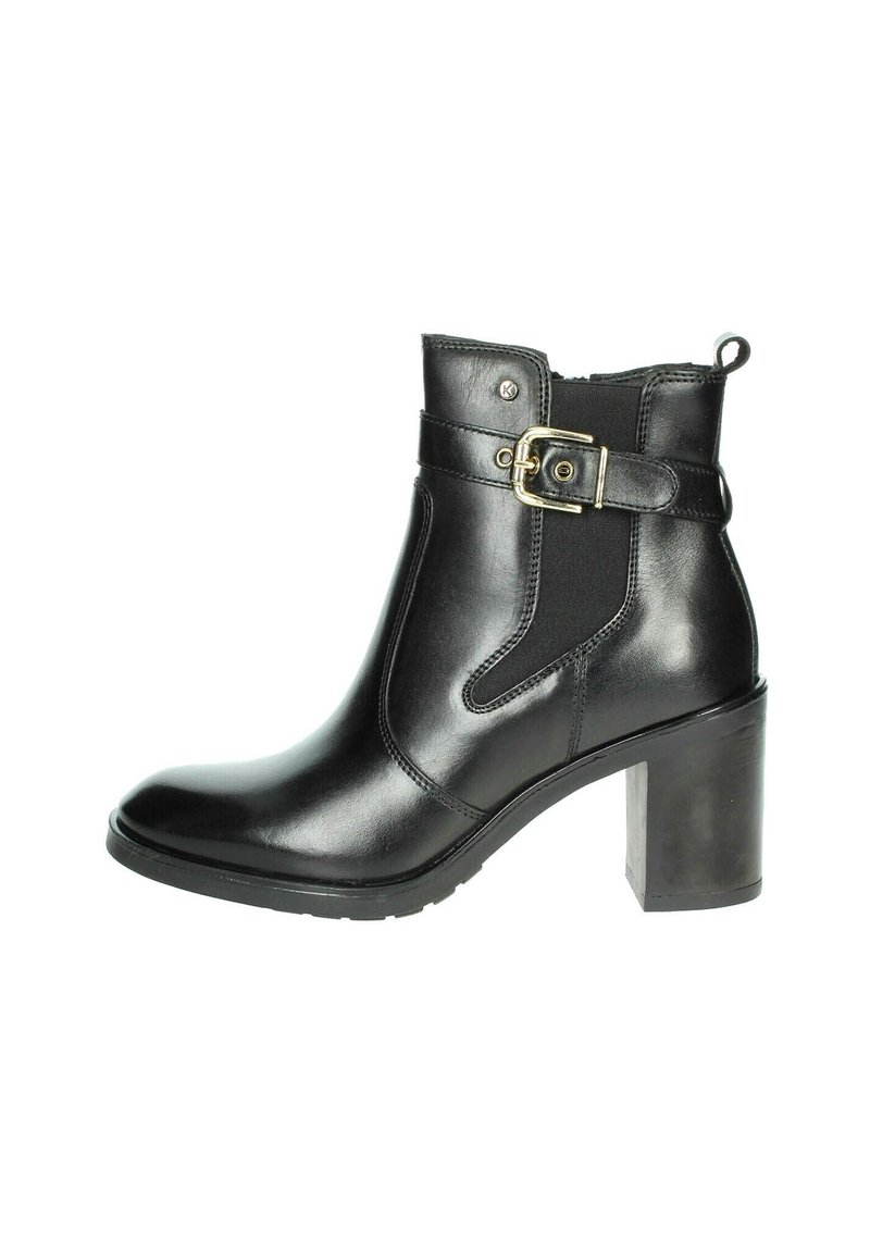 Stivaletto in pelle nera con pannelli elastici ai lati e un accento di fibbia color oro, caratterizzato da una punta tonda e un tacco a blocco robusto.