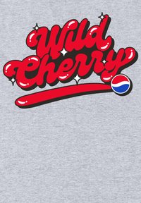 Šedá košile s červeným zlatým písmem, které říká "Divoká třešeň" a malým logem Pepsi. Design obsahuje hvězdy a hladký povrch.