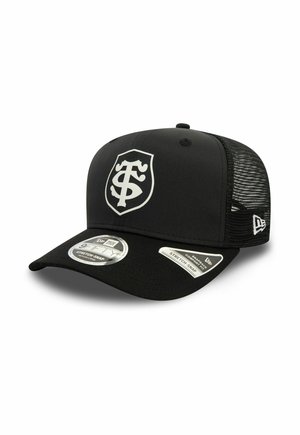 Schwarze Baseballkappe aus Mesh mit einem weißen verschlungenen T- und S-Logo auf der Vorderseite, New Era Branding an der Seite und Aufklebern auf dem Schirm.