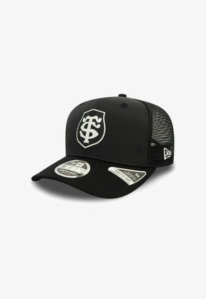 Schwarze Baseballkappe aus Mesh mit einem weißen verschlungenen T- und S-Logo auf der Vorderseite, New Era Branding an der Seite und Aufklebern auf dem Schirm.