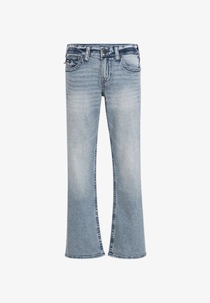 Hellblaue Denim-Jeans mit ausgestelltem Bein, mittlerer Bundhöhe, Used-Details und kontrastierenden Nähten an Taschen und Saum.