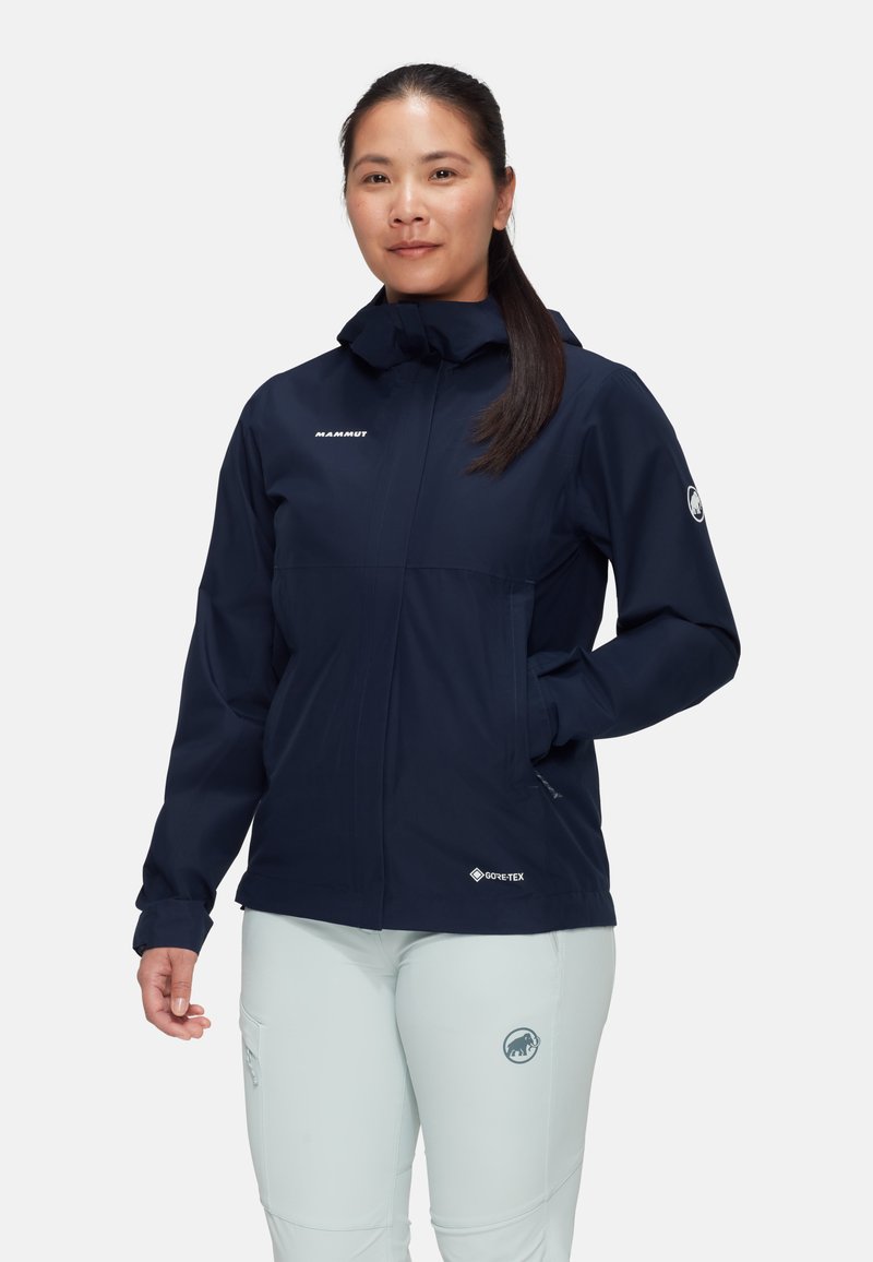 Giacca impermeabile blu navy con cappuccio, realizzata in materiale GORE-TEX, con zip frontale, polsini elasticizzati e dettagli con logo.