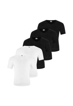 Fünf schlichte V-Ausschnitt Kurzarm-T-Shirts, die in einer diagonalen Linie angeordnet sind, drei schwarze Shirts hinter zwei weißen Shirts.