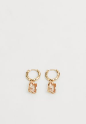 Pendientes de aro de oro con un colgante de piedra rectangular en un suave tono rosa, que presenta un diseño texturizado y un cierre seguro.