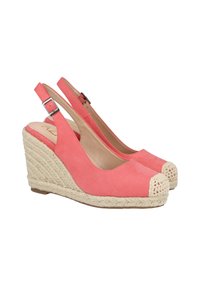 Sandalias de cuña color coral con parte superior de ante, diseño tipo slingback y plataforma envuelta en yute. Punta cerrada con textura trenzada en la punta.