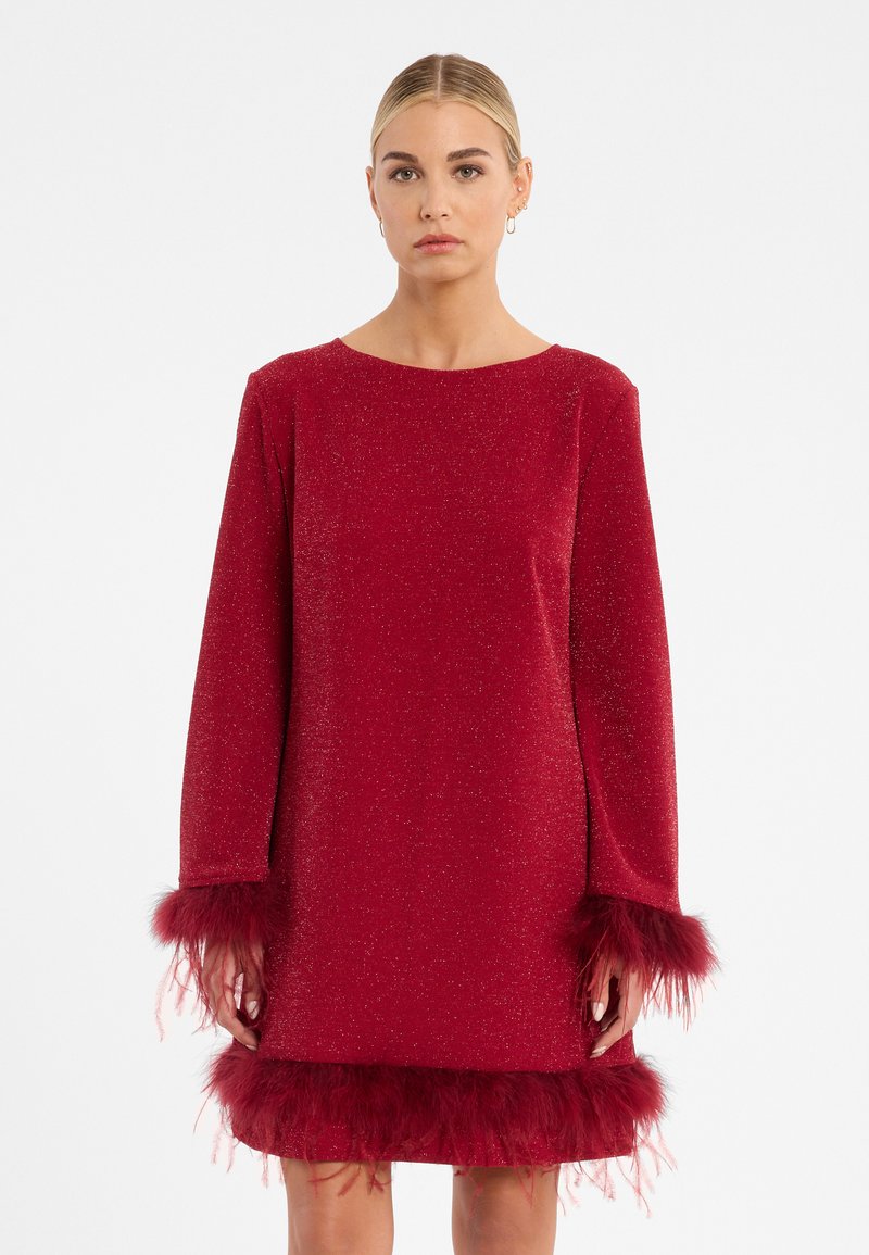 Rotes Glitzerkleid mit langen Ärmeln, verziert mit Federakzenten an den Bündchen und dem Saum. Glatte Textur mit lockerer Passform und rundem Ausschnitt.