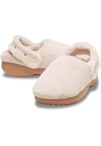 Chaussons en peluche rose avec une texture douce, un bout arrondi et une sangle réglable. Semelle légère avec des caractéristiques de grip pour une traction.