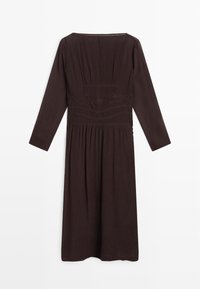 Robe marron foncé à manches longues avec taille froncée, encolure droite et jupe longueur midi, étalée à plat sur fond blanc.