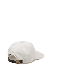 Cappellino da baseball in cotone bianco con una fascia in pelle marrone e una fibbia metallica sul retro. Visiera curvata, design a sei pannelli e occhielli cuciti.
