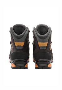 Scarpe da trekking alte in nero e grigio con accenti arancioni. Caratteristiche includono materiali in suede e rete, tallone rinforzato e suola testurizzata.