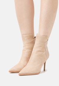 Laura Biagiotti Stivaletti con tacco - off-white