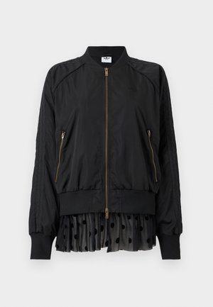 Černá bomber bunda na zip s žebrovaným límcem, manžetami a lemem, vybavená zipovými kapsami na bocích a rozšířením z plisované černé látky s puntíky.