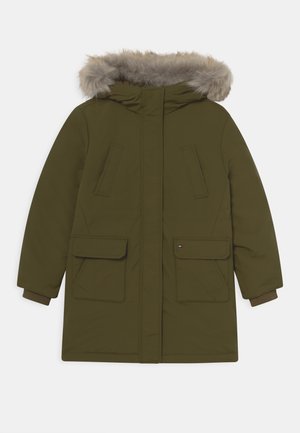 Parka olive verte avec une capuche doublée en fausse fourrure, deux poches avant, des poignets côtelés et une fermeture éclair. Texture lisse, design décontracté.