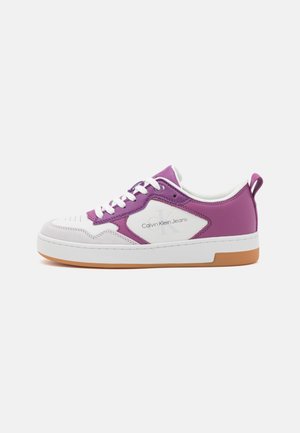 Biało-fioletowy niski sneaker z białymi sznurowadłami, gumową podeszwą i logo „Calvin Klein Jeans” na bocznej części.