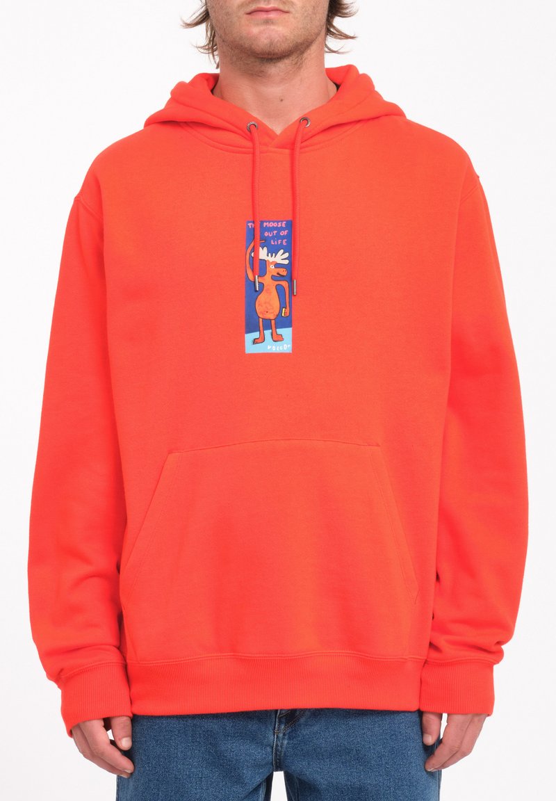 Oranje hoodie met een voorzak in kangoeroestijl, met een blauwe grafische label van een cartoonmoose die "moose out of life" zegt. Machinaal gebreide textuur.
