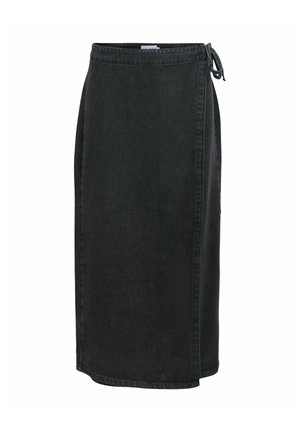 Falda de mezclilla negra con un diseño recto, de longitud a media pantorrilla y un detalle de lazo en la cintura. Presenta una textura suave y costuras mínimas.