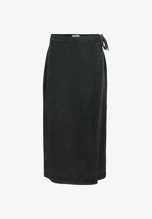 Jupe en denim noir de coupe droite, longueur mi-mollet, avec un détail de lien à la taille. Présente une texture lisse et des coutures minimales.