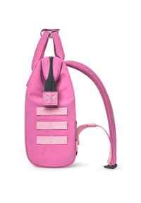 Rosa Rucksack mit glatter Textur, gesichertem Reißverschluss und drei horizontalen Gurten. Verfügt über einen gepolsterten Schultergurt und einen oberen Griff.