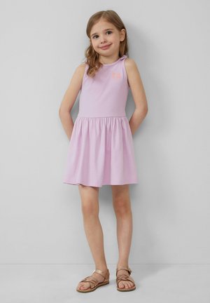 Robe sans manches de couleur violet clair avec un corsage texturé et une jupe froncée. Présente une petite broderie de chat en orange. Sandales beiges.